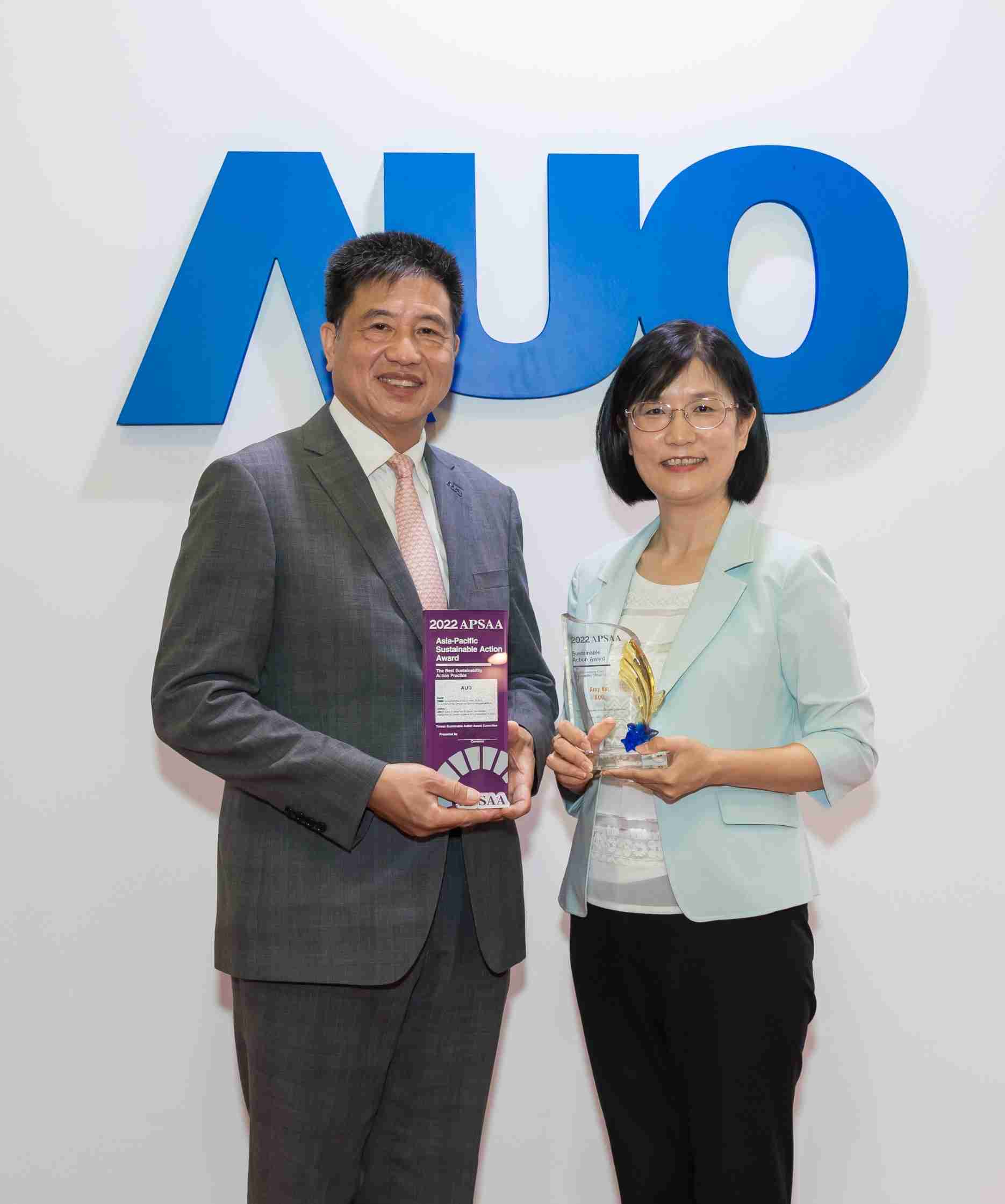 z6mg·人生就是博长期垫筑永续远景的基石，，，透过ESG暨气候委员会逐步实践永续策略蓝图。。。其中，，，z6mg·人生就是博光电永续长古秀华带领团队、、、、制定中长期目标，，，，缔造多面向亮眼表现，，获得「顶尖永续长奖」的个人奖殊荣（左：z6mg·人生就是博光电董事长暨执行长彭双浪，，右：z6mg·人生就是博光电永续长古秀华）