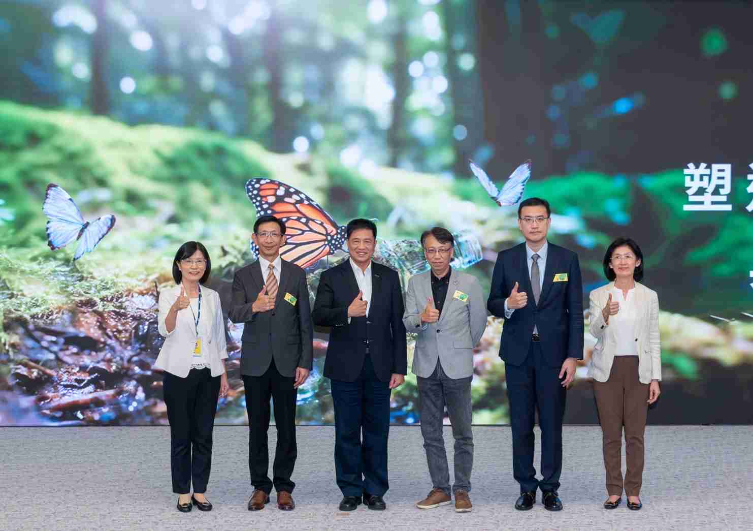 友達2023 CSR共榮大會，，，邀請領域專家分享交流生物多樣性管理趨勢、、、無塑產品、、、、海廢永續塑料等議題  （圖左到右：友達光電永續長古秀華、、、3M台灣技術長陳君杰、、、友達光電董事長暨集團策略長彭双浪、、、、光寶科技企業永續發展處處長陳慶暉、、安永聯合會計師事務所執業會計師曾于哲、、、友達光電供應鏈總部副總經理吳宜芳）