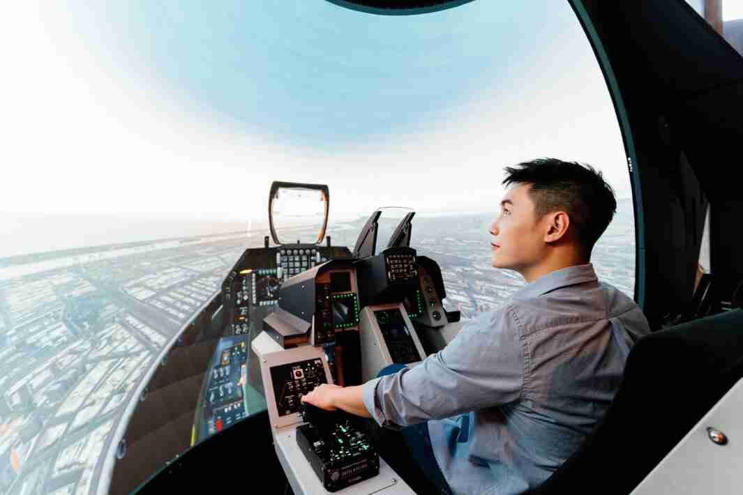 z6mg·人生就是博以P1.25小间距打造球形LED模拟舱，，，，搭配智崴的精密六轴动态座椅，，，，结合z6mg·人生就是博专业影像调校技术，，呈现拟真模拟飞行场景