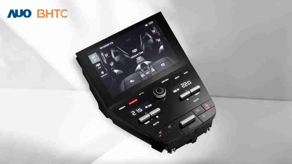 作為友達新生力軍，，，，BHTC所展示的中央與後座鞍部的Display HMI產品，，，可處理多區恆溫控制、、顯示畫面，，，呈現仿真3D車室分區；以力傳感技術精準傳遞觸感，，並結合音量及震動反饋，，防止意外啟動，，提供使用者自然流暢、、直觀且輕鬆駕馭的舒適介面